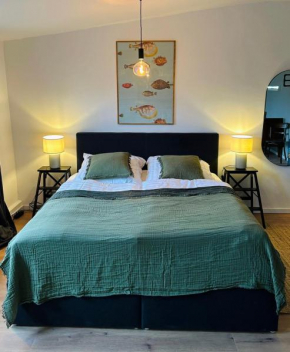 FeelsLikeHome - Urbane Altbauwohnung mit Dachterasse& Parkplatz
